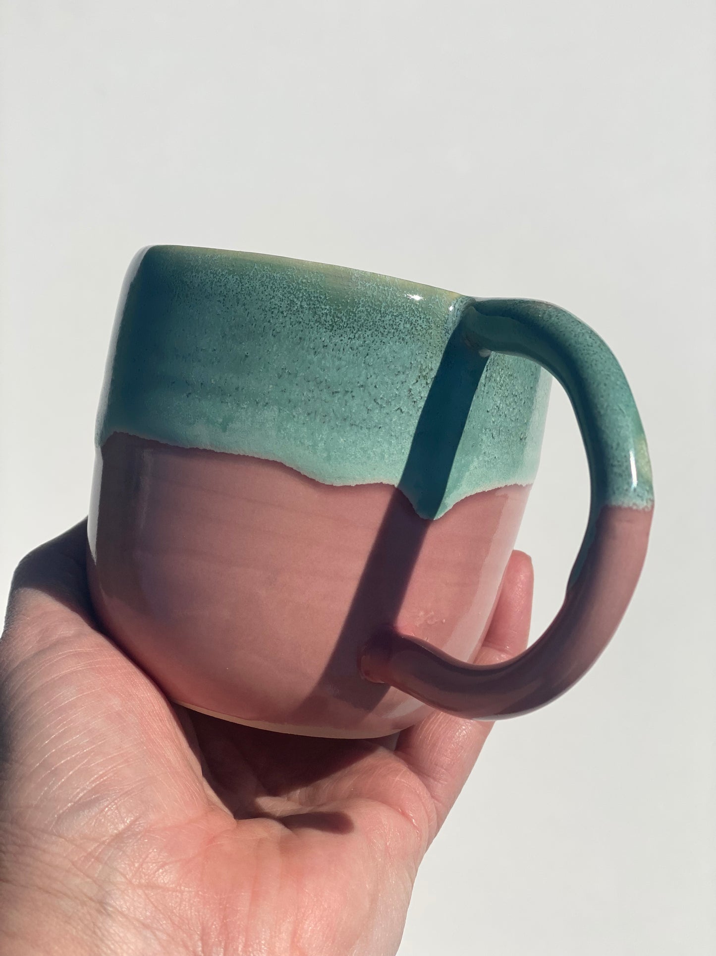 Lyserød og grøn kop med hank. KI-03
