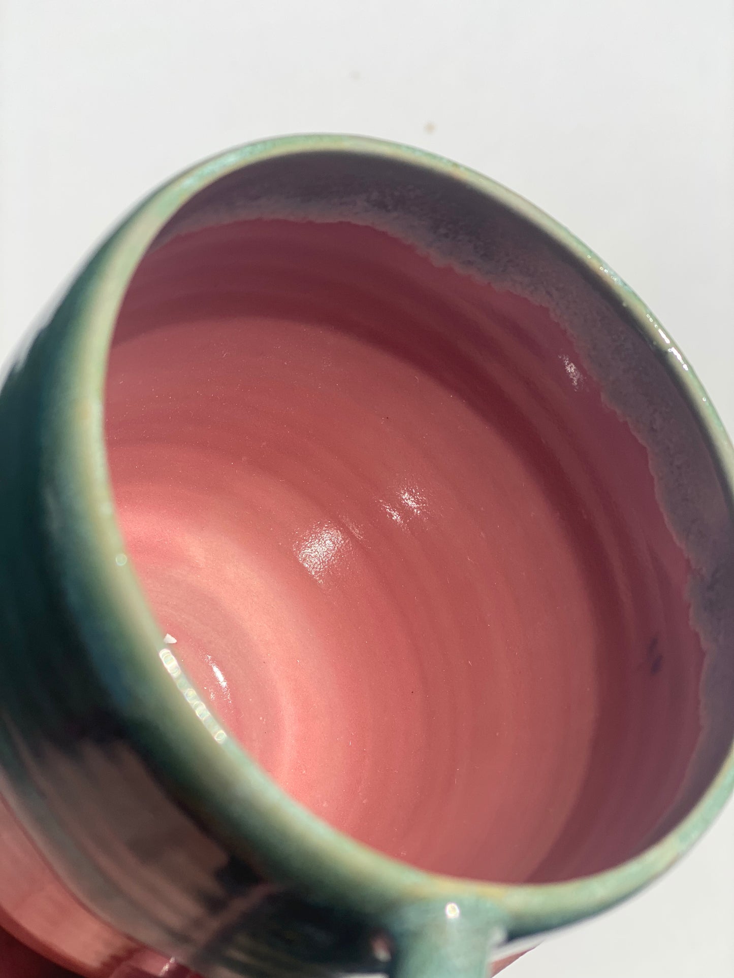 Lyserød og grøn kop med hank. KI-04