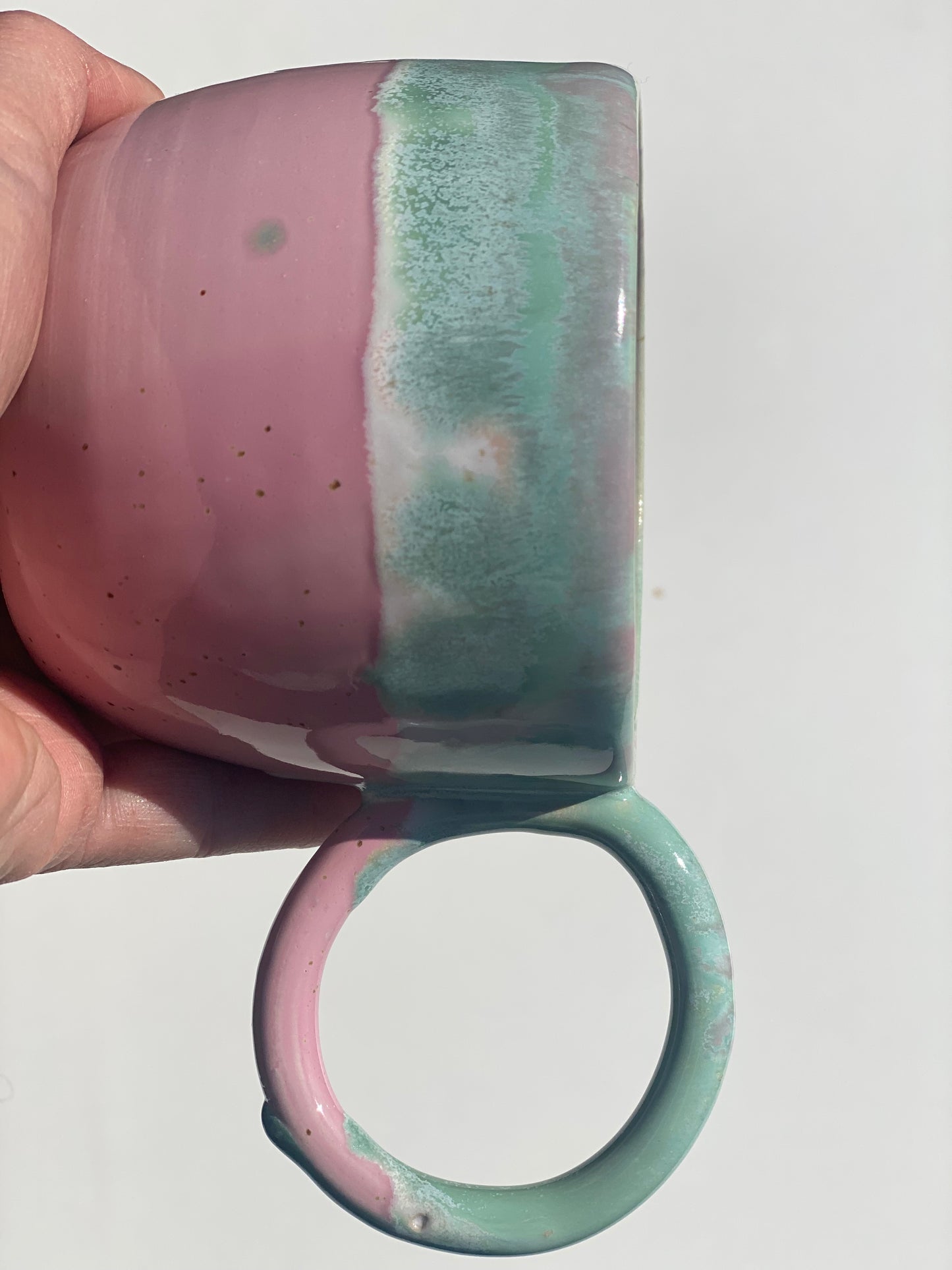 Lyserød og grøn kop med hank. KI-04