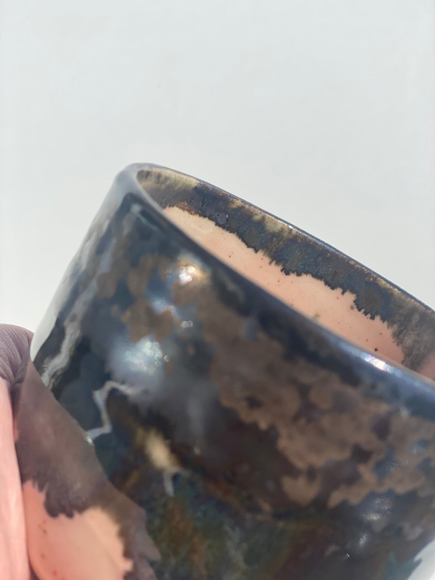 Mørke nuanceret kop, med svag lyserød. KI-17